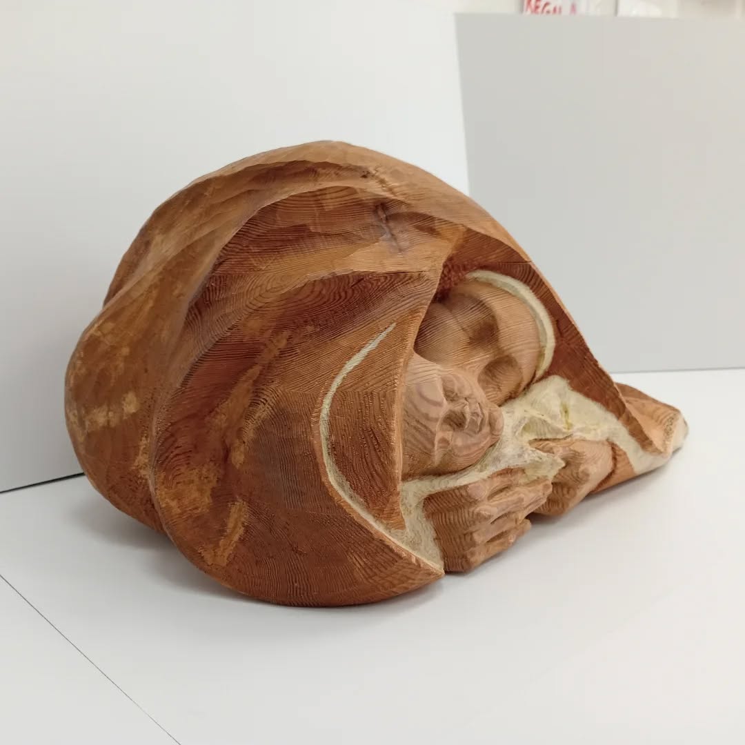 Piedad — talla directa en madera, detalle